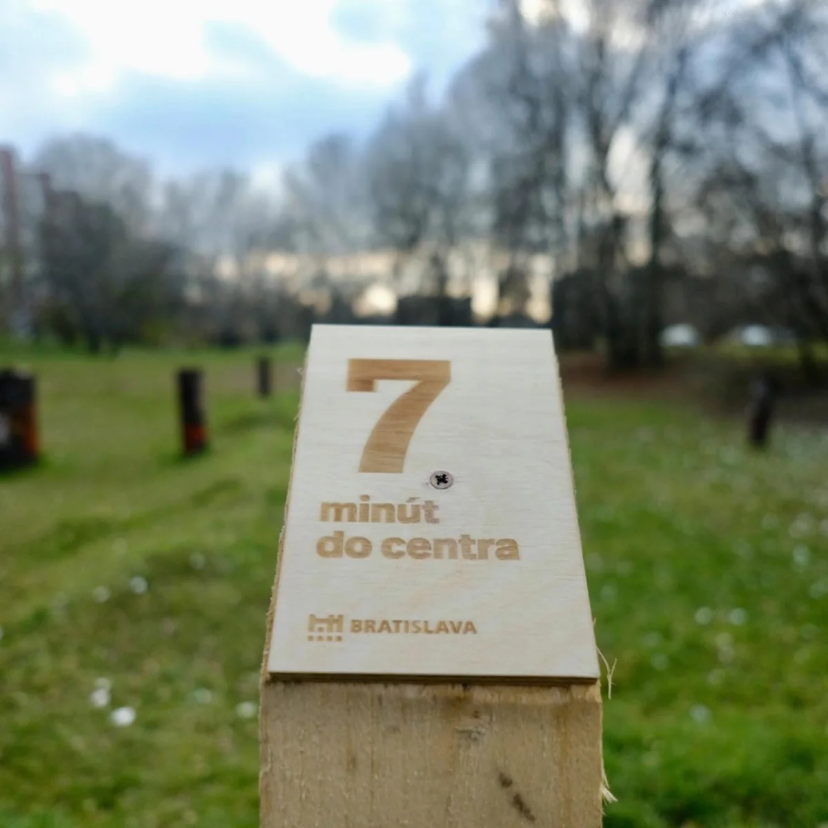 Gravírované drevené tabuľky na vyznačenie električkovej trati v Petržalke – laserové gravírovanie Bratislava