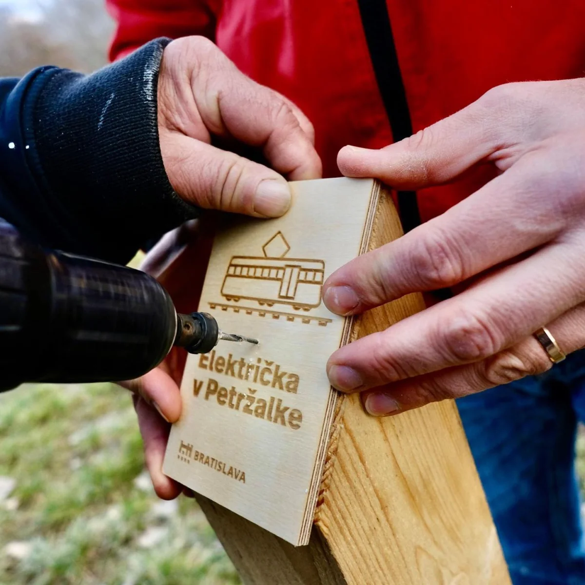 Označenie trate: Električka do Petržalky – laserové gravírovanie Bratislava